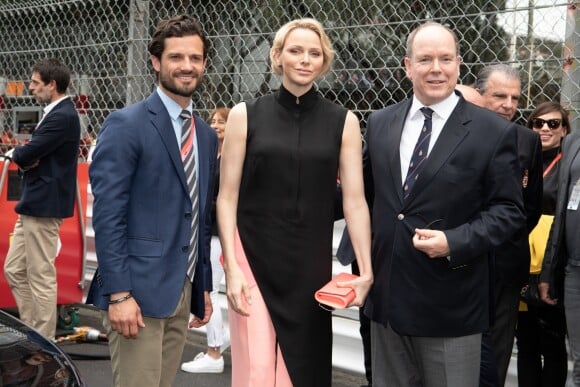 Le prince Carl Philip de Suède avec la princesse Charlène et le prince Albert II de Monaco lors de l'hommage rendu à Niki Lauda (décédé le 20 mai 2019) avant le départ du Grand Prix de Formule 1 de Monaco, le 26 mai 2019. David Nivière/Pool/Bestimage