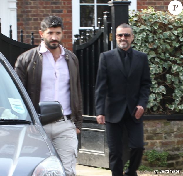 George Michael quitte son domicile avec son petit-ami Fadi Fawaz, à Londres, le 14 mars 2012.