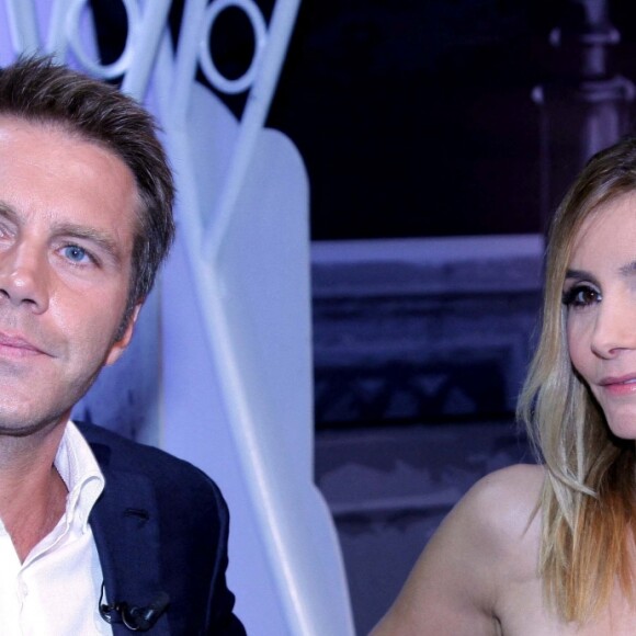 Le prince Emmanuel-Philibert de Savoie et sa femme Clotilde Courau sur un plateau télé en Italie.