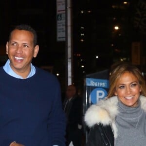 Jennifer Lopez et son fiancé Alex Rodriguez sont allés diner en amoureux au restaurant Polo Bar à New York. Jennifer est à New York pour le tournage de son prochain film "Hustlers" où elle incarnera une ancienne stripteaseuse à la tête d'une escroquerie visant la clientèle de Wall Street. Malgré une nouvelle rumeur concernant une Playmate dévoilant des textos ultra chauds qu'Alex Rodriguez lui aurait envoyés, le couple semble filer le parfait amour! Le 26 mars 2019