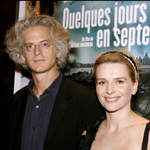 Juliette Binoche et Santiago Amigorena à la première du film "Quelques jours en septembre" à Paris, le 4 septembre 2006. 