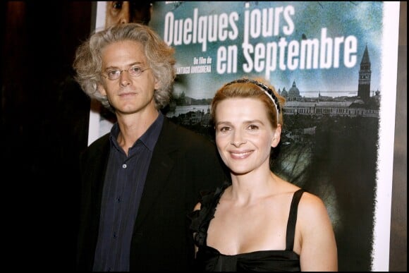 Juliette Binoche et Santiago Amigorena à la première du film "Quelques jours en septembre" à Paris, le 4 septembre 2006. 