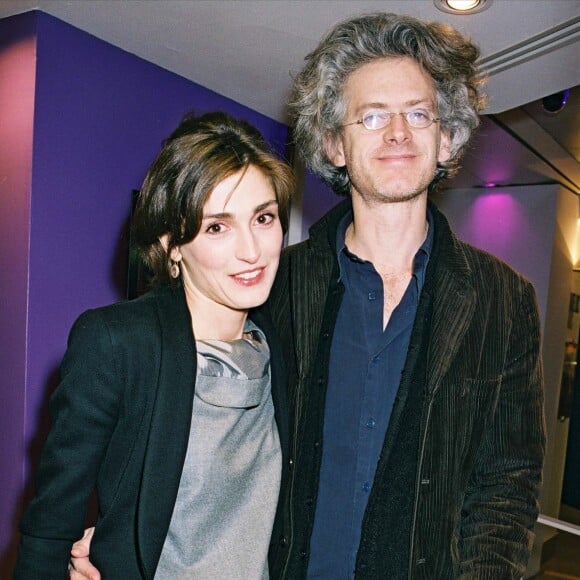 Julie Gayet et Santiago Amigorena à Paris, le 26 mars 2004.