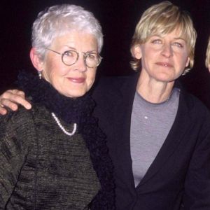Ellen DeGeneres entre sa mère Betty et son ancienne compagne Anne Heche à Los Angeles, le 21 février 2000.