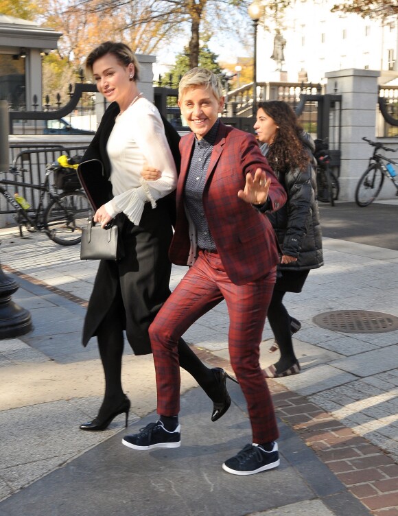 Exclusif - Ellen DeGeneres et sa femme Portia de Rossi dans la rue à Washington le 22 novembre 2016.