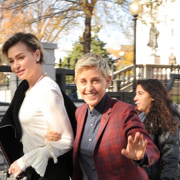 Exclusif - Ellen DeGeneres et sa femme Portia de Rossi dans la rue à Washington le 22 novembre 2016.