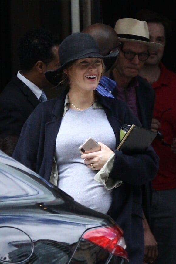 Exclusif - Blake Lively enceinte se balade dans les rues de Boston alors que son mari R. Reynolds tourne son prochain film Free Guy dans la même ville. Le 26 mai 2019.