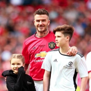 David Beckham avec ses enfants Romeo et Harper - David Beckham joue un match de charité commémoratif de la finale légendaire de Ligue des champions de 1999 à Manchester en Angleterre, le 26 mai 2019.