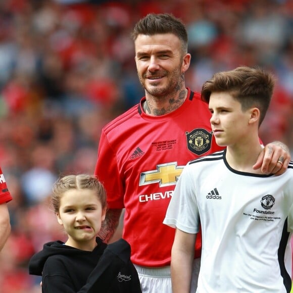 David Beckham avec ses enfants Romeo et Harper - David Beckham joue un match de charité commémoratif de la finale légendaire de Ligue des champions de 1999 à Manchester en Angleterre. Le 26 mai 2019.