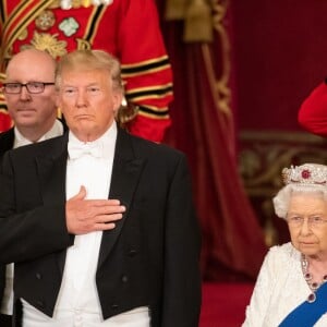 Donald Trump reçu par la reine Elisabeth II d'Angleterre lors d'un dîner d'Etat à Buckingham Palace, à Londres. Ce banquet fut organisé dans le cadre d'une visite de trois jours dans la capitale britannique du président américain. Le 3 juin 2019.  Donald Trump received by Queen Elizabeth II of England at a state dinner at Buckingham Palace, London. The banquet was organized as part of a three-days visit of the US president in the British capital. June 3, 201903/06/2019 - Londres