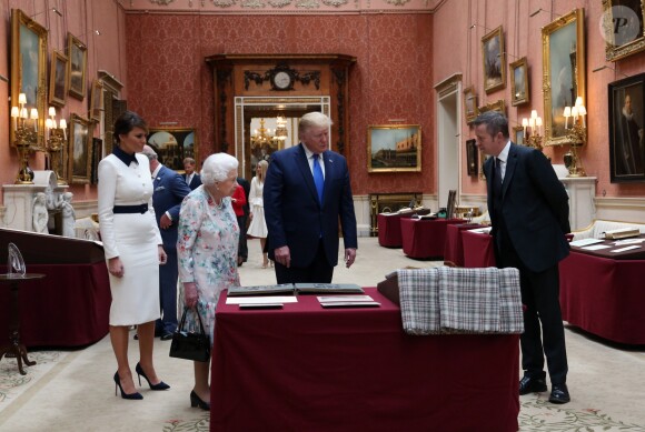 La reine Elisabeth II d'Angleterre, Donald Trump et sa femme Melania en visite dans la Picture Gallery au palais de Buckingham à Londres. Le 3 juin 2019