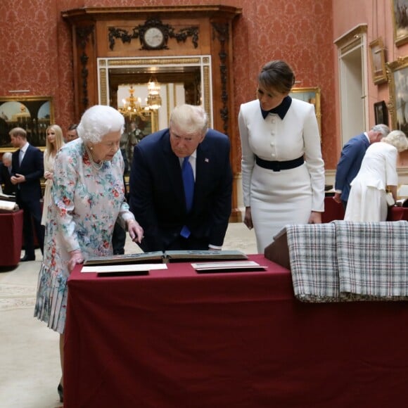 La reine Elisabeth II d'Angleterre, Donald Trump et sa femme Melania en visite dans la Picture Gallery au palais de Buckingham à Londres. Le 3 juin 2019