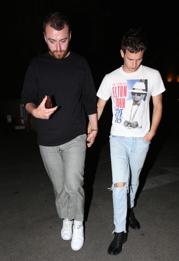Exclusif - Sam Smith et Brandon Flynn se baladent main dans la main dans les rues de Beverly Hills après un diner romantique au restaurant Matsuhisa, le 5 juin 2018
