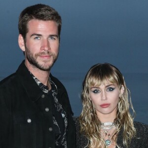 Liam Hemsworth et Miley Cyrus assistent au défilé Saint Laurent, collection homme printemps-été 2020 à Malibu. Le 6 juin 2019.