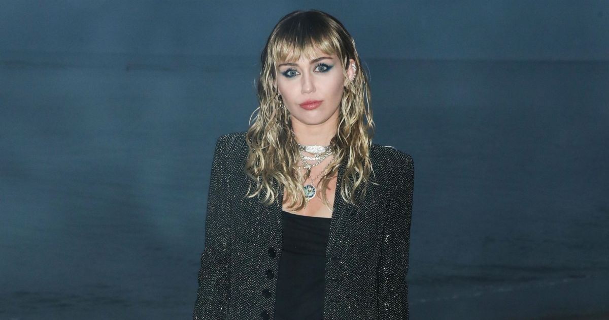 Miley Cyrus Assiste Au Défilé Saint Laurent Collection Homme Printemps été 2020 à Malibu Le 6 