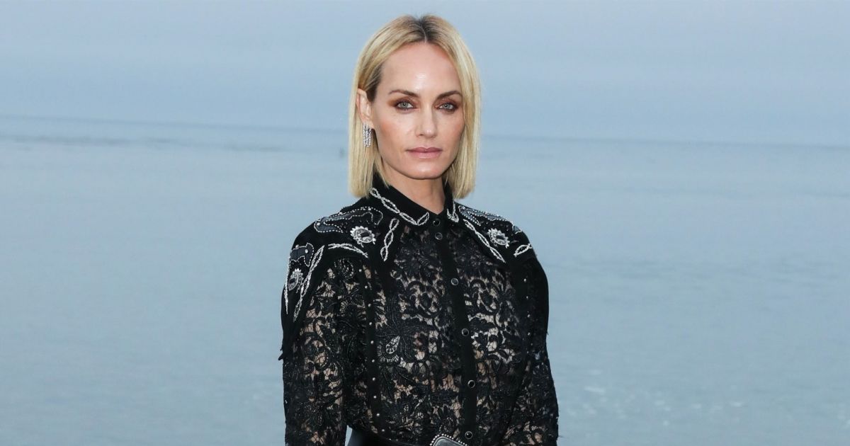 Amber Valletta assiste au défilé Saint Laurent, collection ...