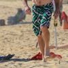 Dennis Quaid, plus en forme que jamais à 63 ans, et sa compagne Santa Auzina s'éclatent sur la plage de Hanalei à Hawaii. Au programme, paddle board, surf, câlins et fête sur la plage avec des amis. Hawaii, le 17 janvier 2018.