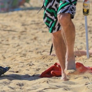 Dennis Quaid, plus en forme que jamais à 63 ans, et sa compagne Santa Auzina s'éclatent sur la plage de Hanalei à Hawaii. Au programme, paddle board, surf, câlins et fête sur la plage avec des amis. Hawaii, le 17 janvier 2018.