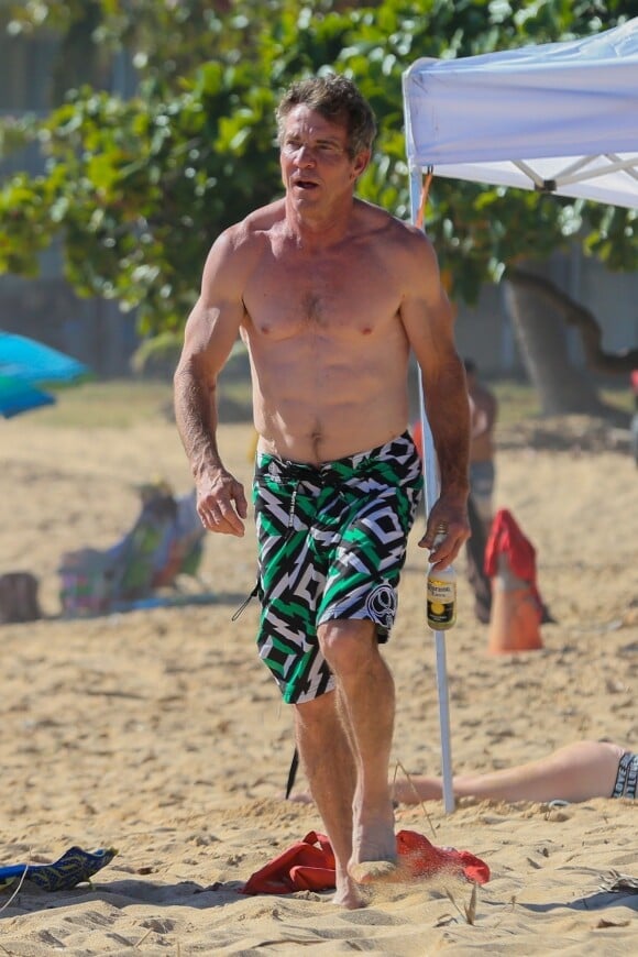 Dennis Quaid, plus en forme que jamais à 63 ans, et sa compagne Santa Auzina s'éclatent sur la plage de Hanalei à Hawaii. Au programme, paddle board, surf, câlins et fête sur la plage avec des amis. Hawaii, le 17 janvier 2018.