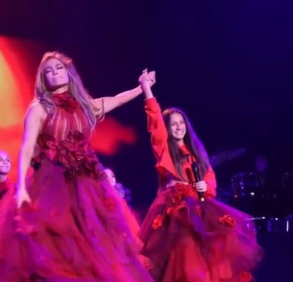 Jennifer Lopez chante avec sa fille Emme le 7 juin 2019 lors de son concert au Forum à Inglewood, en Californie.