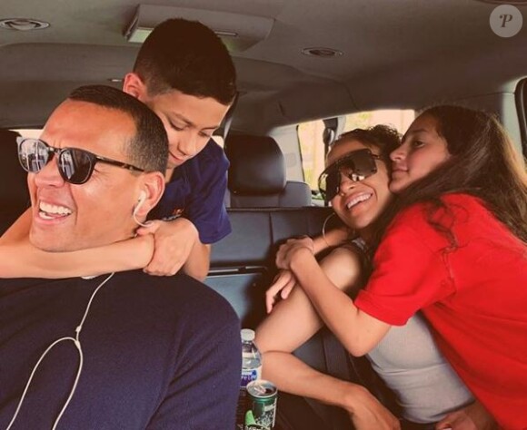 Jennifer Lopez partage une photo de famille sur son compte Instagram le 13 avril 2019.