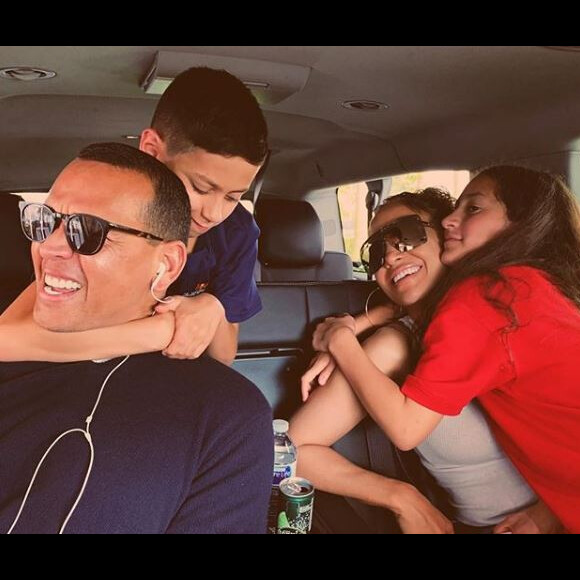 Jennifer Lopez partage une photo de famille sur son compte Instagram le 13 avril 2019.