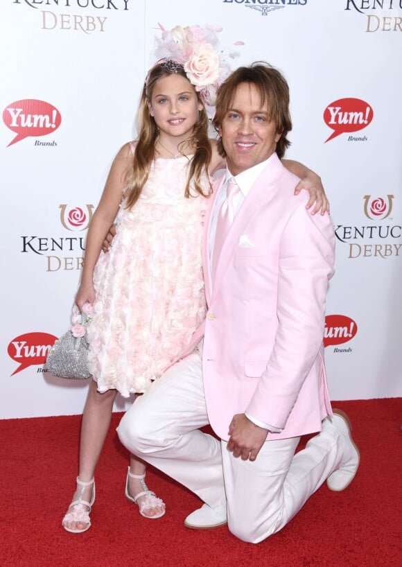 Larry Birkhead et sa fille Dannielynn, dont la maman est la défunte Anna Nicole Smith, assistent au Kentucky Derby de Louisville dans le Kentucky, le 2 mai 2015.