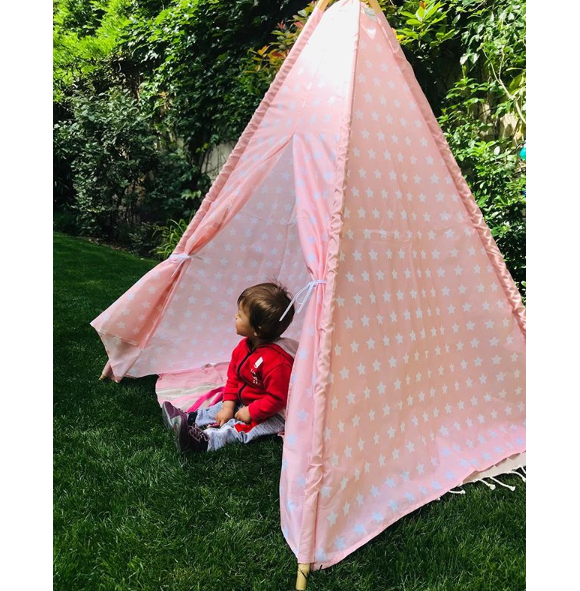 Roméo (11 mois), le fils de Sylvie Tellier et son mari Laurent, s'amuse dans son tipi dans le jardin le 10 juin 2019.