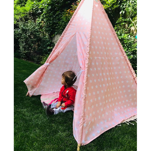 Roméo (11 mois), le fils de Sylvie Tellier et son mari Laurent, s'amuse dans son tipi dans le jardin le 10 juin 2019.