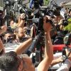 Najila Trindade Mendes de Souza se cache des photographes et de la foule à la sortie du poste de police de Sao Paulo au Brésil. Le 7 juin 2019.