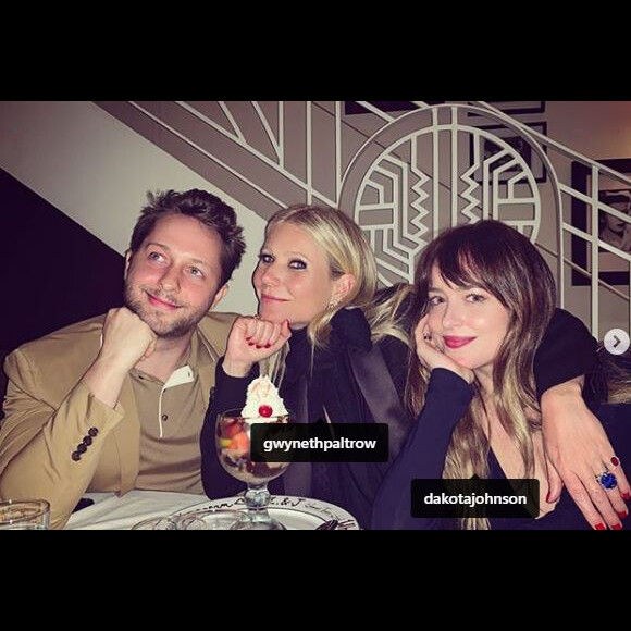 Dakota Johnson et Gwyneth Paltrow posent ensemble à un repas de Thanksgiving en avril 2019.