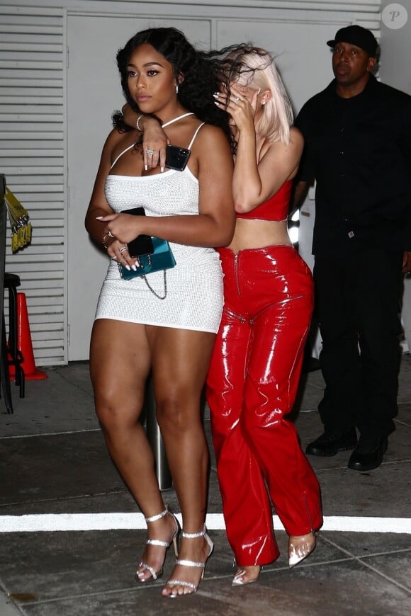 Exclusif - Kylie Jenner et sa meilleure amie (BFF) quittent un club de Miami le 30 septembre 2018. Kylie porte un ensemble rouge vif composé d'un pantalon et d'un bustier en latex.