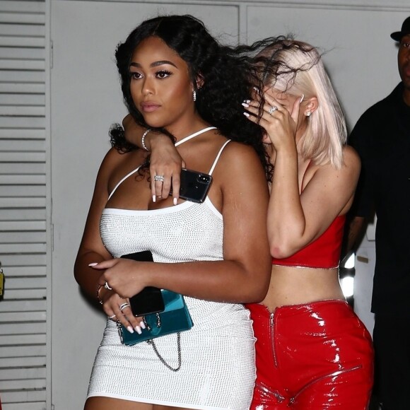 Exclusif - Kylie Jenner et sa meilleure amie (BFF) quittent un club de Miami le 30 septembre 2018. Kylie porte un ensemble rouge vif composé d'un pantalon et d'un bustier en latex.