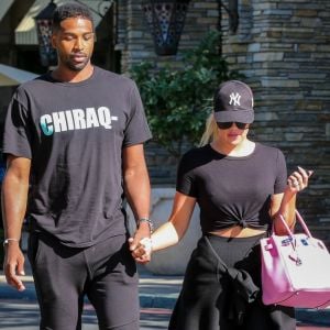 Khloe Kardashian et son compagnon Tristan Thompson sont allés voir le film White Boy Rick au cinéma à Calabasas. Le couple porte des baskets de la marque Off White. Le 16 septembre 2018.