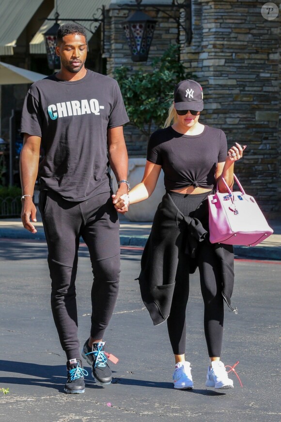Khloe Kardashian et son compagnon Tristan Thompson sont allés voir le film White Boy Rick au cinéma à Calabasas. Le couple porte des baskets de la marque Off White. Le 16 septembre 2018.