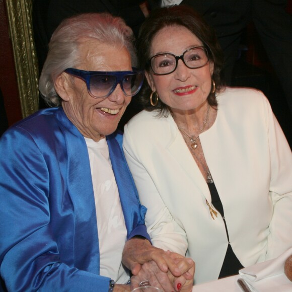 Michou et Nana Mouskouri - Michou fête son 88ème anniversaire dans son cabaret avec ses amis à Paris le 18 juin 2019. Son cabaret est reconnu dans le monde entier depuis les années 60. Toute sa carrière, ce célèbre Amiénois a chanté pour nous faire rire. Il sort un best of pour réunir toutes ses chansons. Il s'agit d'un nouveau disque de 23 titres racontant son parcours. © JLPPA/Bestimage