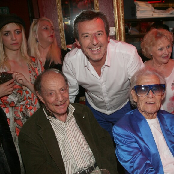 Charles Dumont, Jean-Luc Reichman, Michou et Jean-Paul Belmondo - Michou fête son 88ème anniversaire dans son cabaret avec ses amis à Paris le 18 juin 2019. Son cabaret est reconnu dans le monde entier depuis les années 60. Toute sa carrière, ce célèbre Amiénois a chanté pour nous faire rire. Il sort un best of pour réunir toutes ses chansons. Il s'agit d'un nouveau disque de 23 titres racontant son parcours. © JLPPA/Bestimage