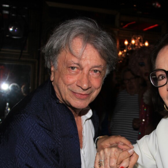 Hervé Vilard, Nana Mouskouri - Michou fête son 88ème anniversaire dans son cabaret avec ses amis à Paris le 18 juin 2019. Son cabaret est reconnu dans le monde entier depuis les années 60. Toute sa carrière, ce célèbre Amiénois a chanté pour nous faire rire. Il sort un best of pour réunir toutes ses chansons. Il s'agit d'un nouveau disque de 23 titres racontant son parcours. © Philippe Baldini/Bestimage