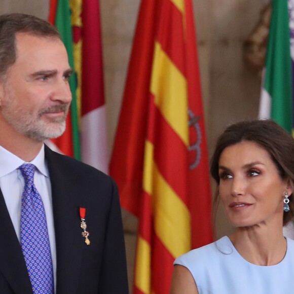 Le roi Felipe VI et la reine Letizia d'Espagne, accompagnés de leurs filles la princesse Leonor des Asturies et l'infante Sofia, assistaient le 19 juin 2019 au palais royal à Madrid à la cérémonie de remise des décorations de l'ordre du Mérite espagnol.