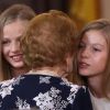 Leonoe et Sofia d'Espagne se sont montrées très prévenantes avec Clotilde, 107 ans, doyenne des personnes décorées de l'ordre du Mérite espganol. Le roi Felipe VI et la reine Letizia d'Espagne, accompagnés de leurs filles la princesse Leonor des Asturies et l'infante Sofia, assistaient le 19 juin 2019 au palais royal à Madrid à la cérémonie de remise des décorations de l'ordre du Mérite espagnol.