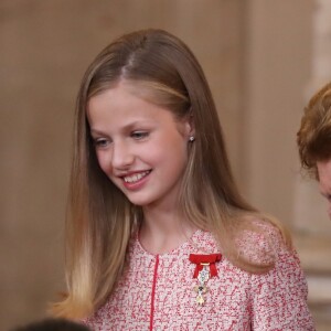 Le roi Felipe VI et la reine Letizia d'Espagne, accompagnés de leurs filles la princesse Leonor des Asturies et l'infante Sofia, assistaient le 19 juin 2019 au palais royal à Madrid à la cérémonie de remise des décorations de l'ordre du Mérite espagnol.