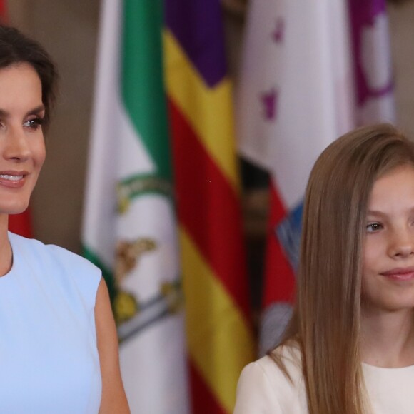 Le roi Felipe VI et la reine Letizia d'Espagne, accompagnés de leurs filles la princesse Leonor des Asturies et l'infante Sofia, assistaient le 19 juin 2019 au palais royal à Madrid à la cérémonie de remise des décorations de l'ordre du Mérite espagnol.