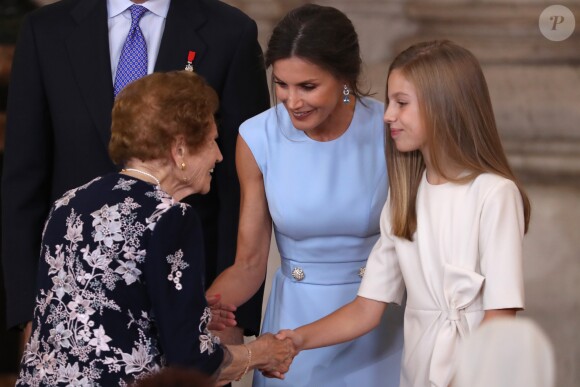 Leonoe et Sofia d'Espagne se sont montrées très prévenantes avec Clotilde, 107 ans, doyenne des personnes décorées de l'ordre du Mérite espganol. Le roi Felipe VI et la reine Letizia d'Espagne, accompagnés de leurs filles la princesse Leonor des Asturies et l'infante Sofia, assistaient le 19 juin 2019 au palais royal à Madrid à la cérémonie de remise des décorations de l'ordre du Mérite espagnol.