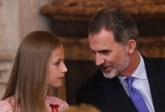 Leonor et son père ont affiché leur complicité au cours de la cérémonie. Le roi Felipe VI et la reine Letizia d'Espagne, accompagnés de leurs filles la princesse Leonor des Asturies et l'infante Sofia, assistaient le 19 juin 2019 au palais royal à Madrid à la cérémonie de remise des décorations de l'ordre du Mérite espagnol.