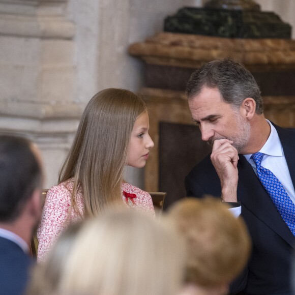 Leonor et son père ont affiché leur complicité au cours de la cérémonie. Le roi Felipe VI et la reine Letizia d'Espagne, accompagnés de leurs filles la princesse Leonor des Asturies et l'infante Sofia, assistaient le 19 juin 2019 au palais royal à Madrid à la cérémonie de remise des décorations de l'ordre du Mérite espagnol.