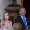 Leonor et son père ont affiché leur complicité au cours de la cérémonie. Le roi Felipe VI et la reine Letizia d'Espagne, accompagnés de leurs filles la princesse Leonor des Asturies et l'infante Sofia, assistaient le 19 juin 2019 au palais royal à Madrid à la cérémonie de remise des décorations de l'ordre du Mérite espagnol.