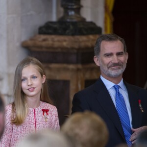 Leonor et son père ont affiché leur complicité au cours de la cérémonie. Le roi Felipe VI et la reine Letizia d'Espagne, accompagnés de leurs filles la princesse Leonor des Asturies et l'infante Sofia, assistaient le 19 juin 2019 au palais royal à Madrid à la cérémonie de remise des décorations de l'ordre du Mérite espagnol.