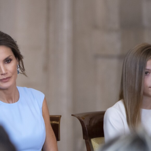 Le roi Felipe VI et la reine Letizia d'Espagne, accompagnés de leurs filles la princesse Leonor des Asturies et l'infante Sofia, assistaient le 19 juin 2019 au palais royal à Madrid à la cérémonie de remise des décorations de l'ordre du Mérite espagnol.