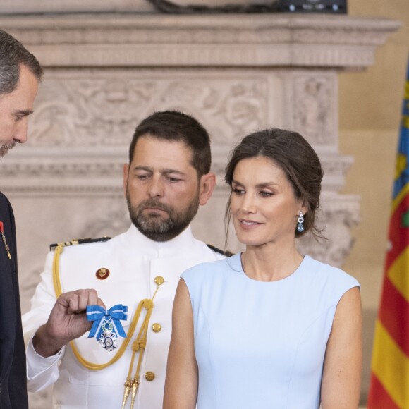 Le roi Felipe VI et la reine Letizia d'Espagne, accompagnés de leurs filles la princesse Leonor des Asturies et l'infante Sofia, assistaient le 19 juin 2019 au palais royal à Madrid à la cérémonie de remise des décorations de l'ordre du Mérite espagnol.