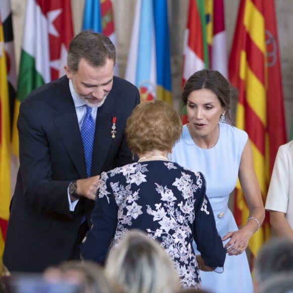 Le roi Felipe VI et la reine Letizia d'Espagne, accompagnés de leurs filles la princesse Leonor des Asturies et l'infante Sofia, assistaient le 19 juin 2019 au palais royal à Madrid à la cérémonie de remise des décorations de l'ordre du Mérite espagnol.